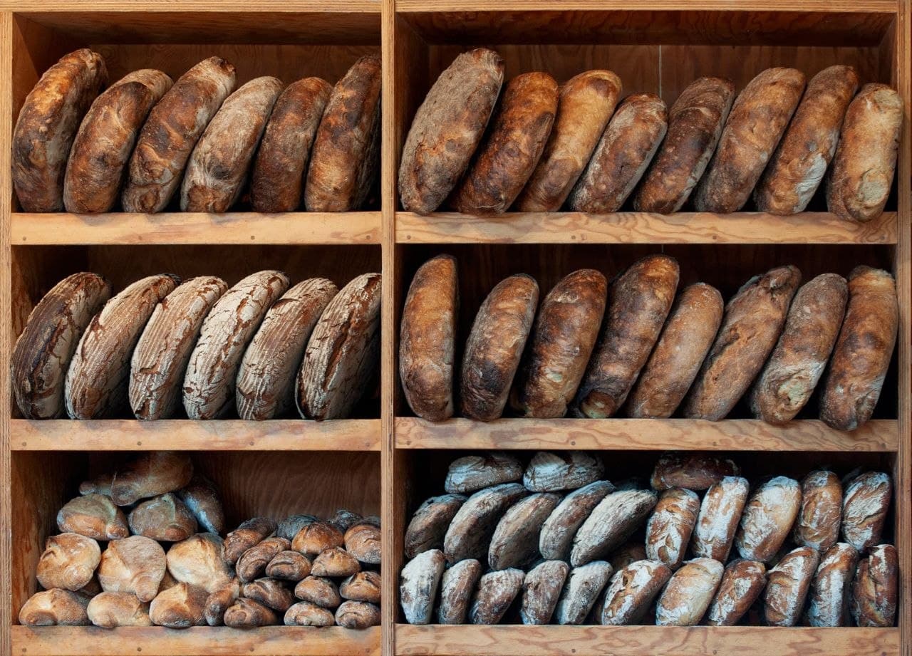 Pains au levain sortant du four à bois